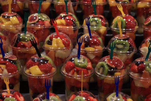新鮮な混合フルーツサラダ 市場でプラスチック容器に詰め物 — ストック写真