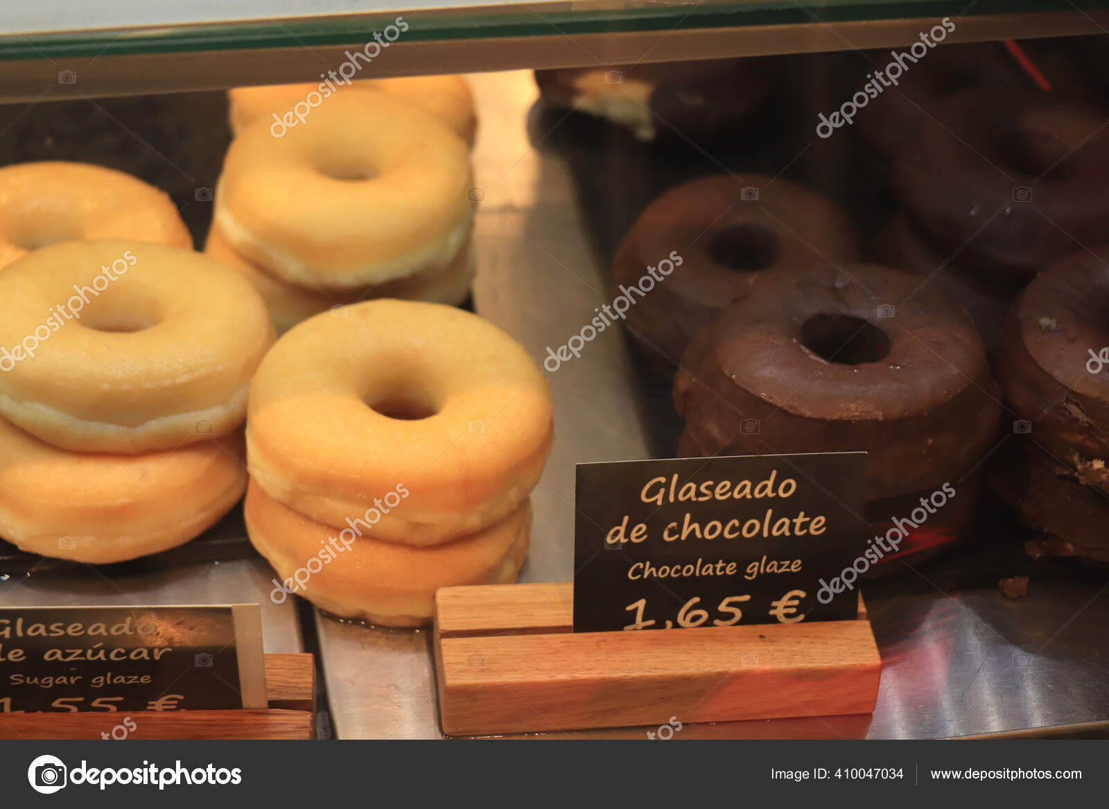 お店の窓から出来たてのドーナツ タグのテキスト スペイン語と英語での製品情報とユーロでの価格 ストック写真 C Portosabbia