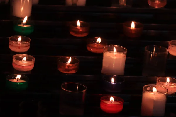 Brûler Des Bougies Votives Dans Une Église Catholique Romaine — Photo