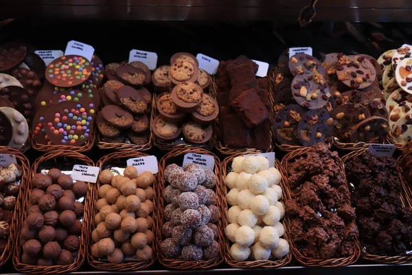 Πολυτελή Πραλίνα Σοκολάτας Μια Αγορά Στη Βαρκελώνη Ισπανία — Φωτογραφία Αρχείου
