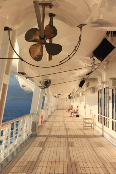 Ein Kreuzfahrtschiff Promenadendeck Mit Teakholzboden Und Hängenden Sicherheitsschiffen — Stockfoto