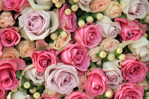 Рожеві Фіолетові Троянди Великому Весільному Центрі — стокове фото