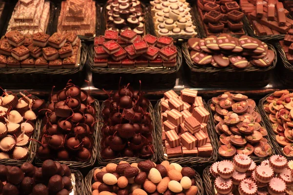 西班牙巴塞罗那的一个市场上 巧克力蘸着樱桃 还有豪华的巧克力李子和坚果 — 图库照片