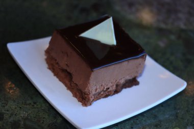 Kare çikolatalı kek, çikolatalı mus ve parlak jöleli.