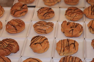 Profiteroller, kremayla dolu puf börekler, yolcu gemisi büfesinde sergileniyor.