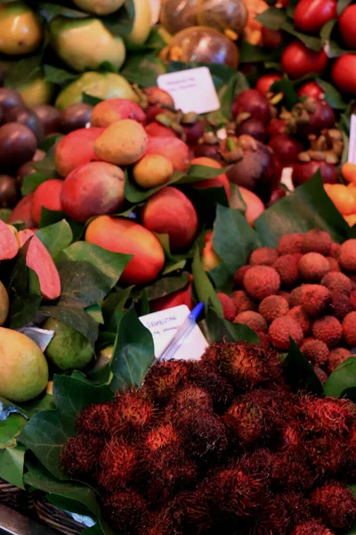 在西班牙市场上展示的不同种类的水果 — 图库照片
