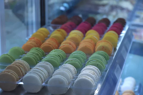 店舗内のさまざまな色や味のマカロン — ストック写真