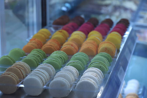 Макароны разных цветов и вкусов в магазине