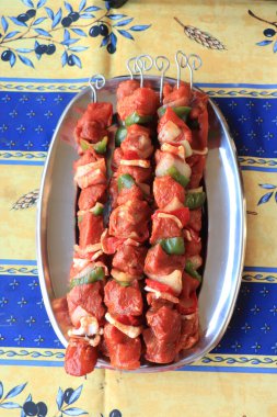 Izgarada çivili çeşitli et çeşitleri