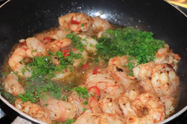 Zeytinyağı biberli terbiye edilmiş taze karides.