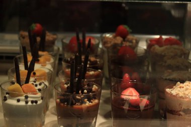 Bir mağaza vitrininde sergilenen yeni yapılmış lüks şekerlemeler.