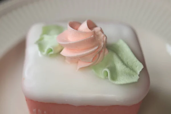 Confeitaria Maçapão Rosa Fresca Com Decorações Creme Manteiga Rosa Verde — Fotografia de Stock