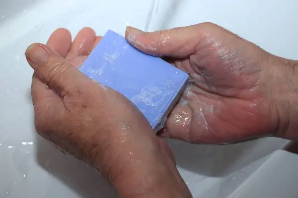 Uomo Lavarsi Mani Strofinando Con Sapone Come Prevenzione Del Virus — Foto Stock