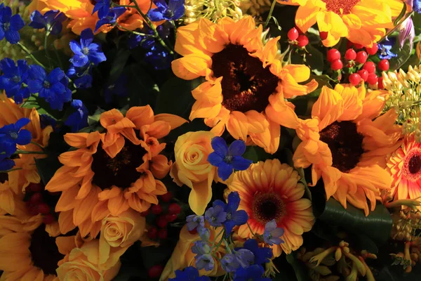 Zonnebloemen Een Geel Blauwe Bruiloft Arrangement — Stockfoto
