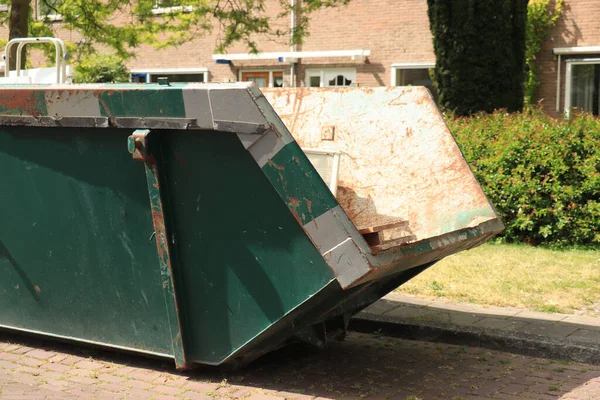 Geladen Container Buurt Van Een Bouwplaats Woningrenovatie — Stockfoto