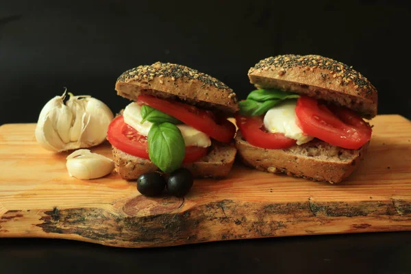 Sanduíches Caprese Italianos Com Tomates Frescos Queijo Mussarela Basi — Fotografia de Stock