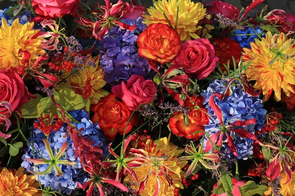 明るい色の秋の結婚式の花の配置 — ストック写真