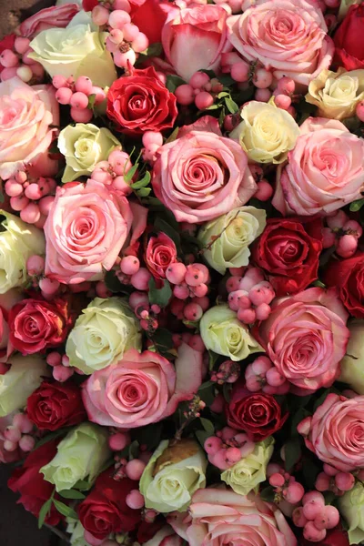 Růžové Fialové Růže Růžové Bobule Velkém Svatebním Centru — Stock fotografie