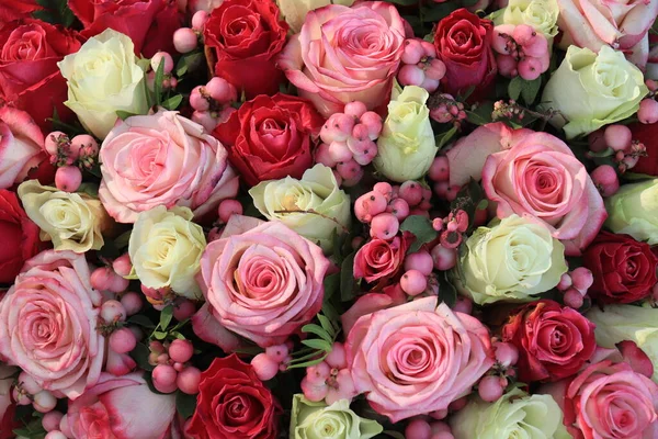 Rosa Und Lila Rosen Und Rosa Beeren Einem Großen Hochzeitsmittelstück — Stockfoto