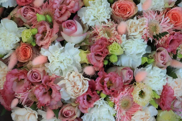 Peça Central Casamento Rosa Branca Várias Flores Penas Tons Rosa — Fotografia de Stock