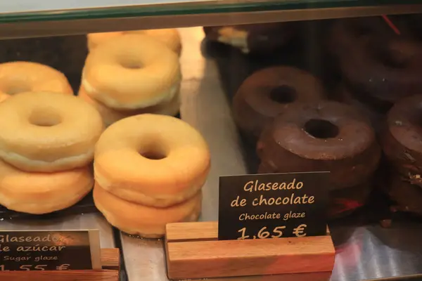 Ciambelle Appena Fatte Una Vetrina Testo Sull Etichetta Informazioni Sul — Foto Stock