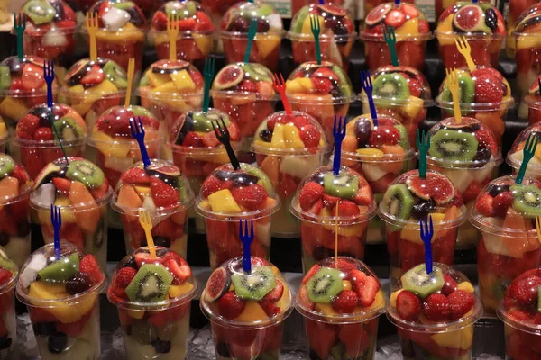 Saladas Frutas Frescas Misturadas Acondicionadas Recipientes Plástico Mercado — Fotografia de Stock