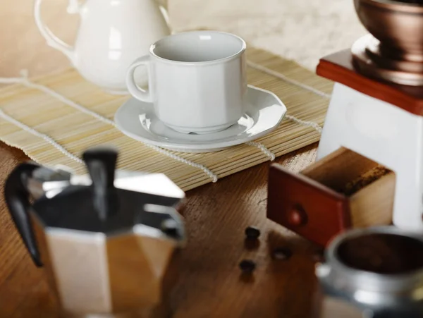 コーヒーを作る コーヒー グラインダー カップ 明るい背景 ストック写真