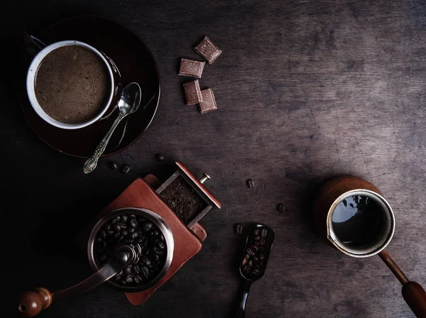 Šálek Kávy Tmavém Pozadí Dřevěná Retro Kafe Mlýnek Turecké Pot — Stock fotografie