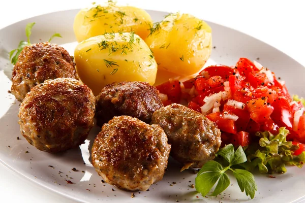 Steka Köttbullar Med Potatis Och Grönsakssallad — Stockfoto