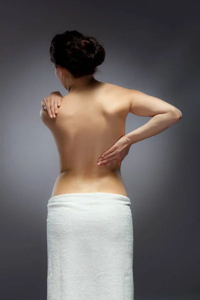 Mulher Massageando Dor Nas Costas — Fotografia de Stock