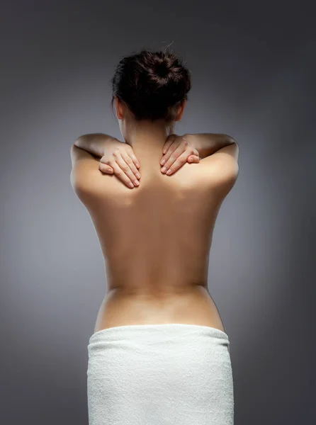 妇女按摩背部疼痛 — 图库照片