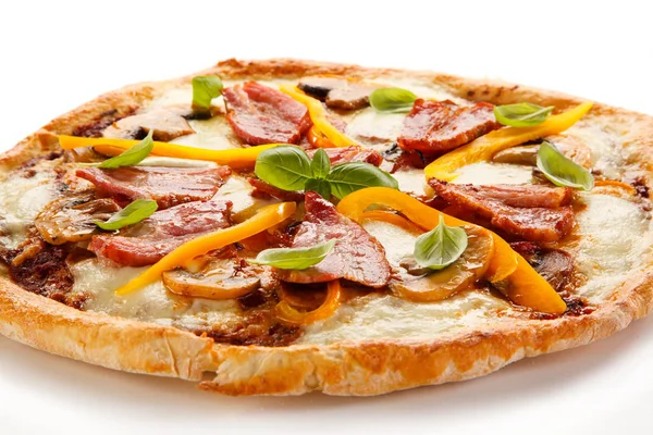 Beyaz Zemin Üzerinde Pizza — Stok fotoğraf