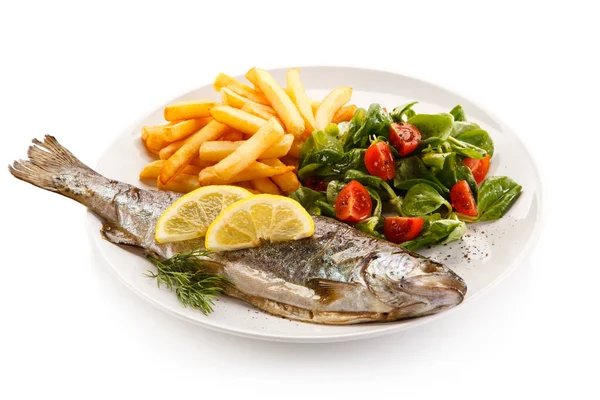 Pesce Fritto Con Patatine Fritte Sfondo Bianco — Foto Stock