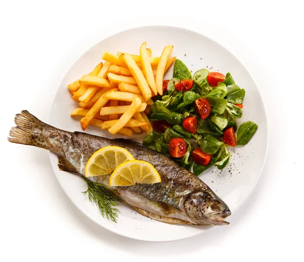 Pesce Fritto Con Patatine Fritte Sfondo Bianco — Foto Stock