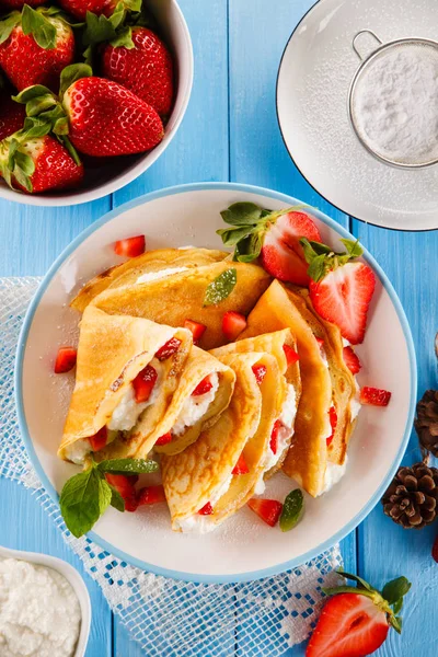 Crepes Con Fresas Crema —  Fotos de Stock