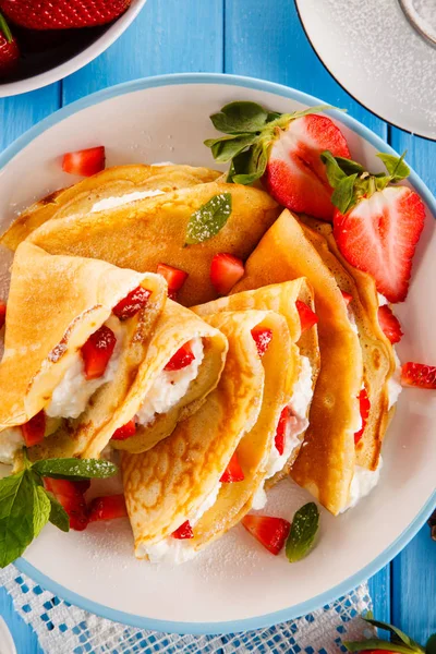 Crepes Med Jordgubbar Och Grädde — Stockfoto