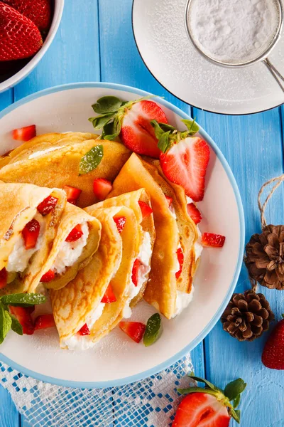 Crepes Con Fresas Crema —  Fotos de Stock