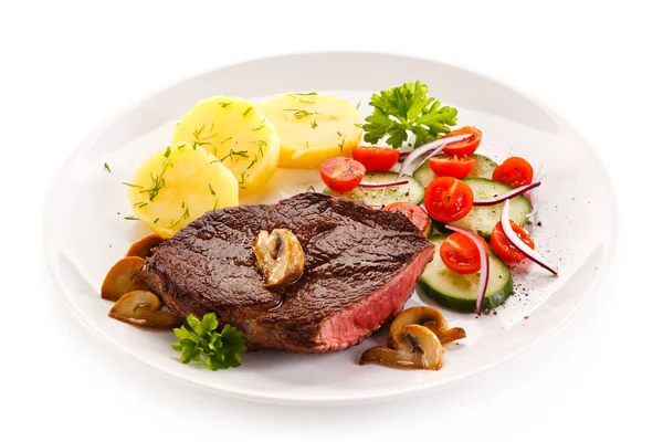 Bife Assado Com Batatas Prato Branco — Fotografia de Stock