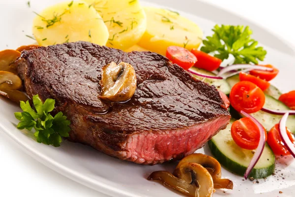 Bife Assado Com Batatas Prato Branco — Fotografia de Stock