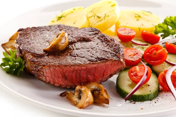 Steak Rôti Avec Pommes Terre Sur Assiette Blanche — Photo