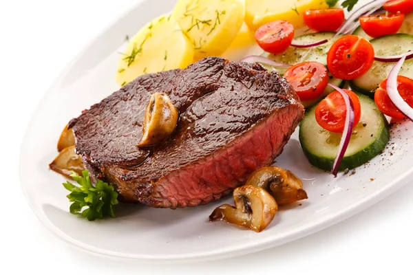 Steak Rôti Avec Pommes Terre Sur Assiette Blanche — Photo
