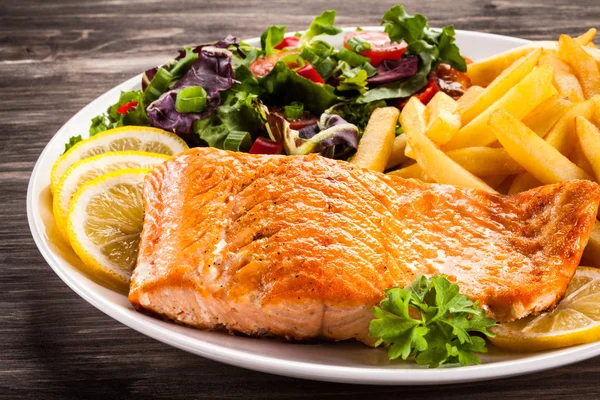 Salmón Parrilla Servido Con Ensalada Fresca Rodajas Limón Papas Fritas —  Fotos de Stock