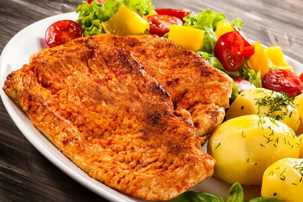 Frisch Gebratene Steaks Serviert Mit Grünem Salat Und Gekochten Kartoffeln — Stockfoto