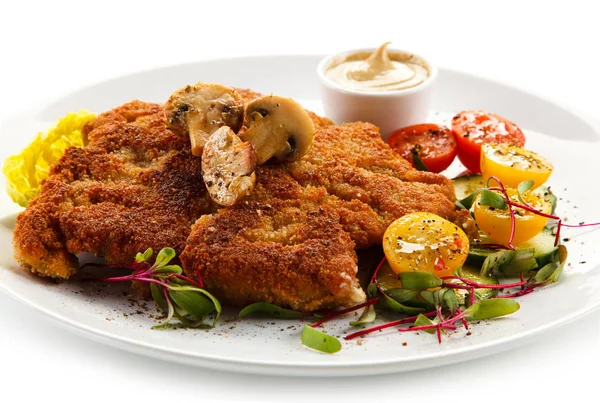 Cerrar Vista Schnitzel Cerdo Con Tomates Pepinos Salsa Plato Blanco — Foto de Stock