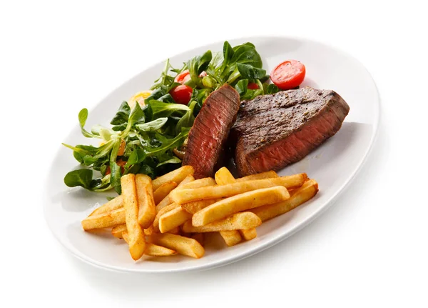 Střední Grilovaný Hovězí Steak Hranolky Zeleninový Salát Bílé Plotně — Stock fotografie
