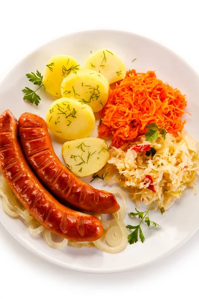 Bratwürste Mit Salzkartoffeln Eingelegten Zwiebeln Kohl Und Karotten Auf Weißem — Stockfoto