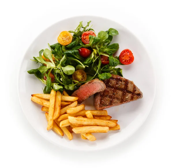 Bovenaanzicht Van Medium Gegrilde Biefstuk Met Frietjes Groenten Salade Witte — Stockfoto