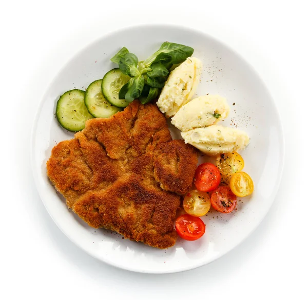 Top View Pork Schnitzel Garnished Potato Dumplings Tomatoes Cucumbers Spinach — Stock Photo, Image