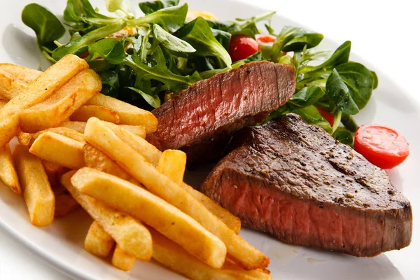 Zavřít Zobrazení Média Grilovaný Hovězí Steak Hranolky Zeleninový Salát Bílé — Stock fotografie