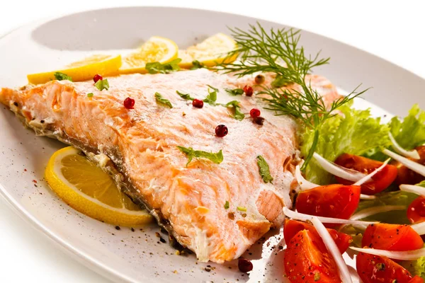 Vista Ravvicinata Del Salmone Forno Con Pomodori Freschi Fette Limone — Foto Stock